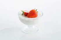 Десерт Blancmange крем в стеклянной чашке изолированы на белом фоне — стоковое фото