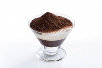 Blancmange crema dessert in tazza di vetro isolato su sfondo bianco — Foto stock
