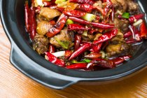 Cozinha chinesa, carne com pimenta na tigela, close up shot — Fotografia de Stock