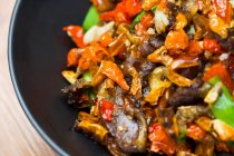 Китайская кухня, говядина с чили в миске, крупным планом — стоковое фото