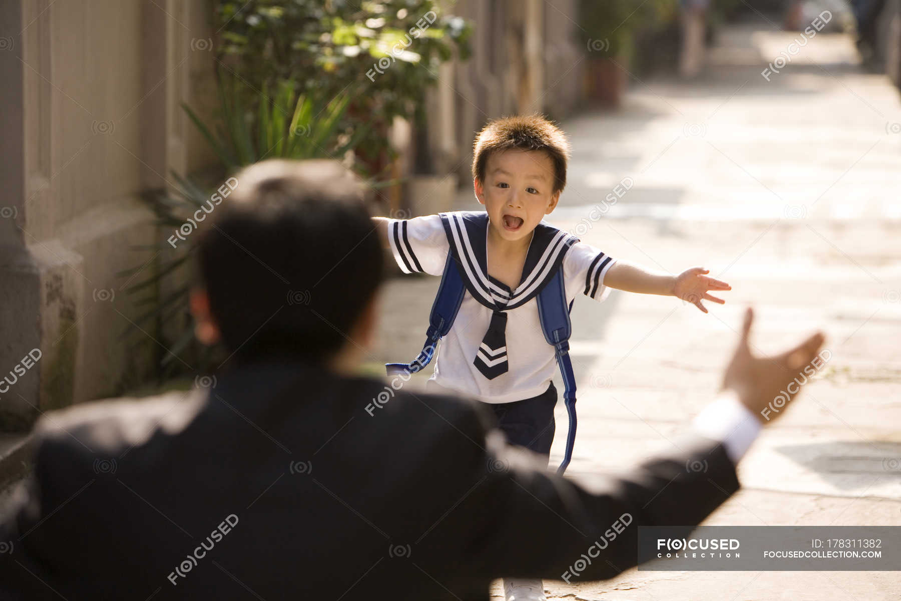 папа с дочкой на прогулке. сбежавший папа. сбежавший папа. воздушный змей отец и дети. сбежавший папа.