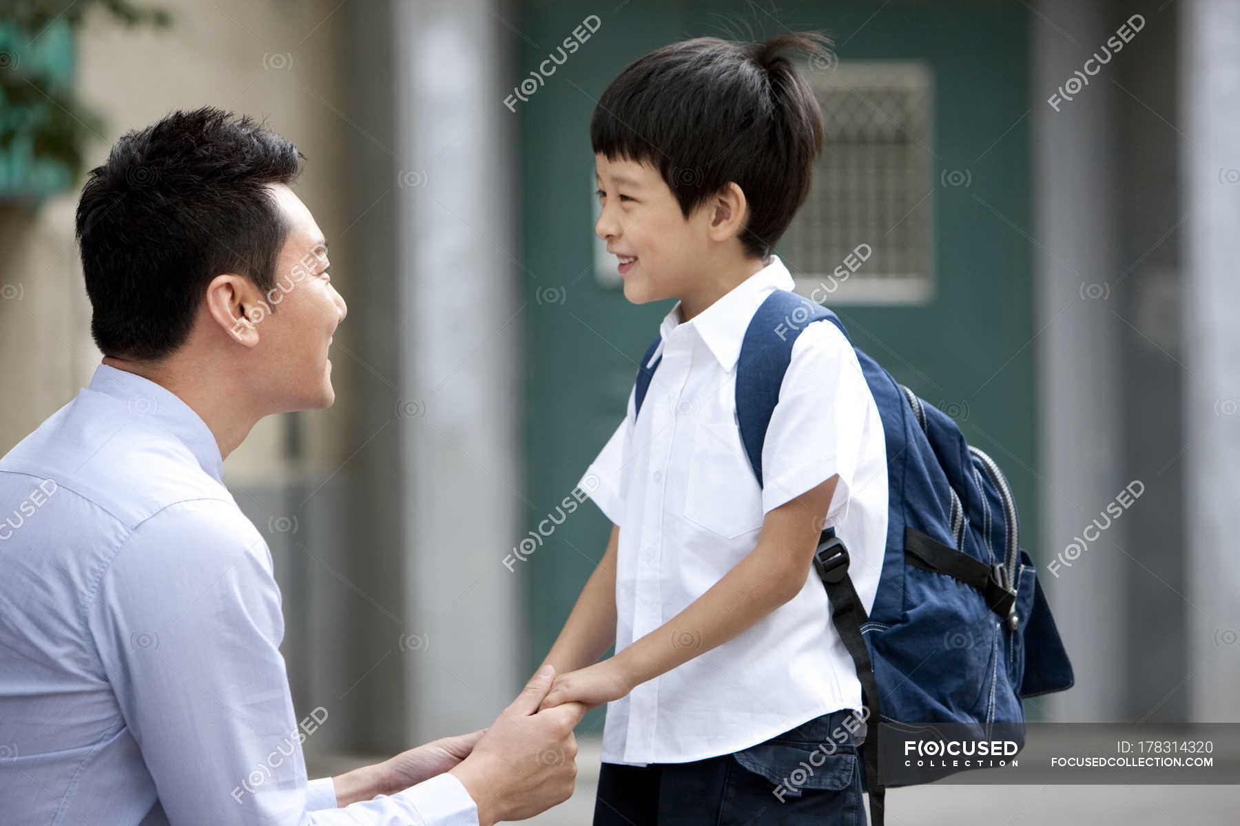 1 my father is a teacher. Отец и сын Китай. Отец и сын китайцы. Китайская семья отец и сын. День отца в Китае