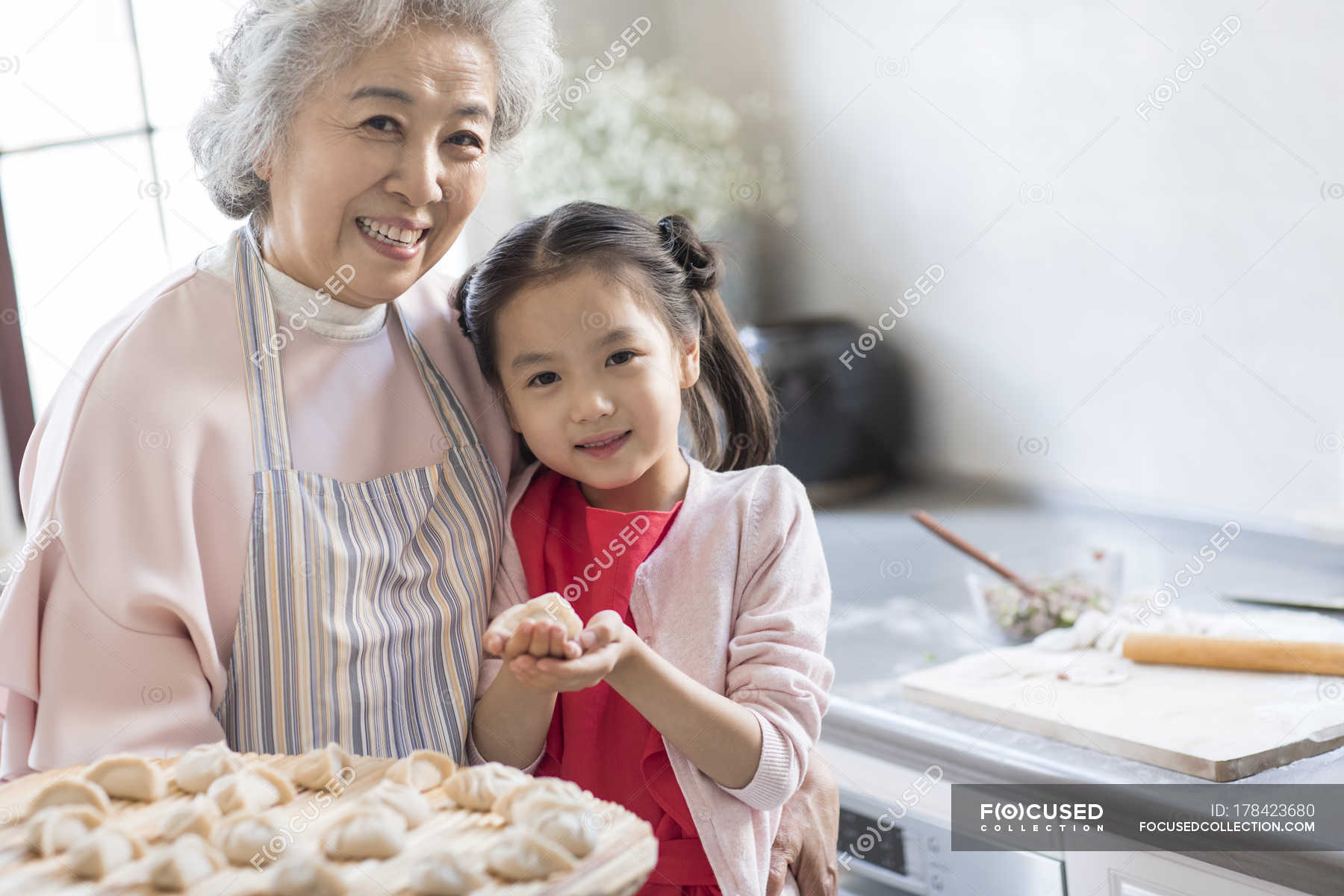 Японская внучка видео. Корейские бабушки. Бабушка ест пельмени. Бабушка готовит пельмени.