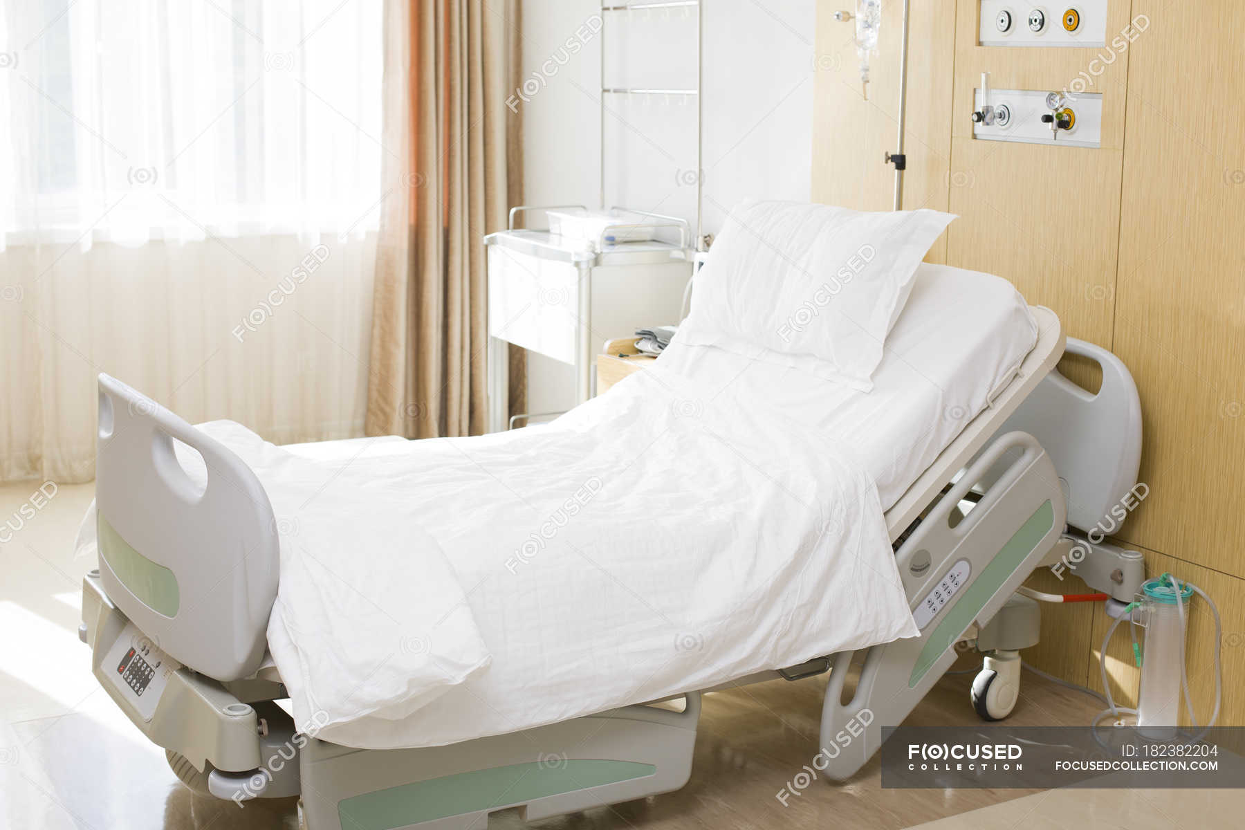 Empty hospital bed in clinic room — leaving, interior - Stock Photo |  #182382204