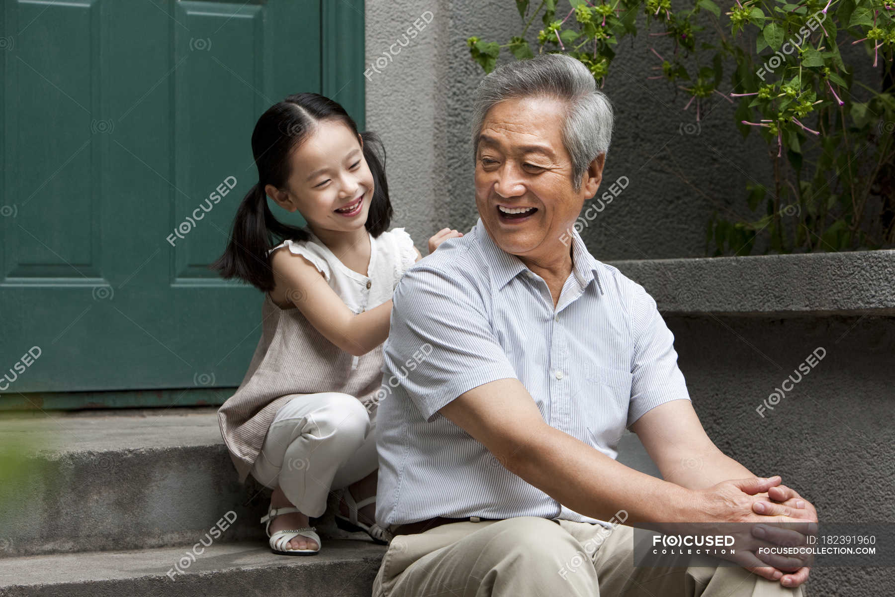 Японская внучка видео. Танец дедушки с внучками Китай. Бабушка с внучкой китаянки. Дедушка со стороны мамы на китайском.