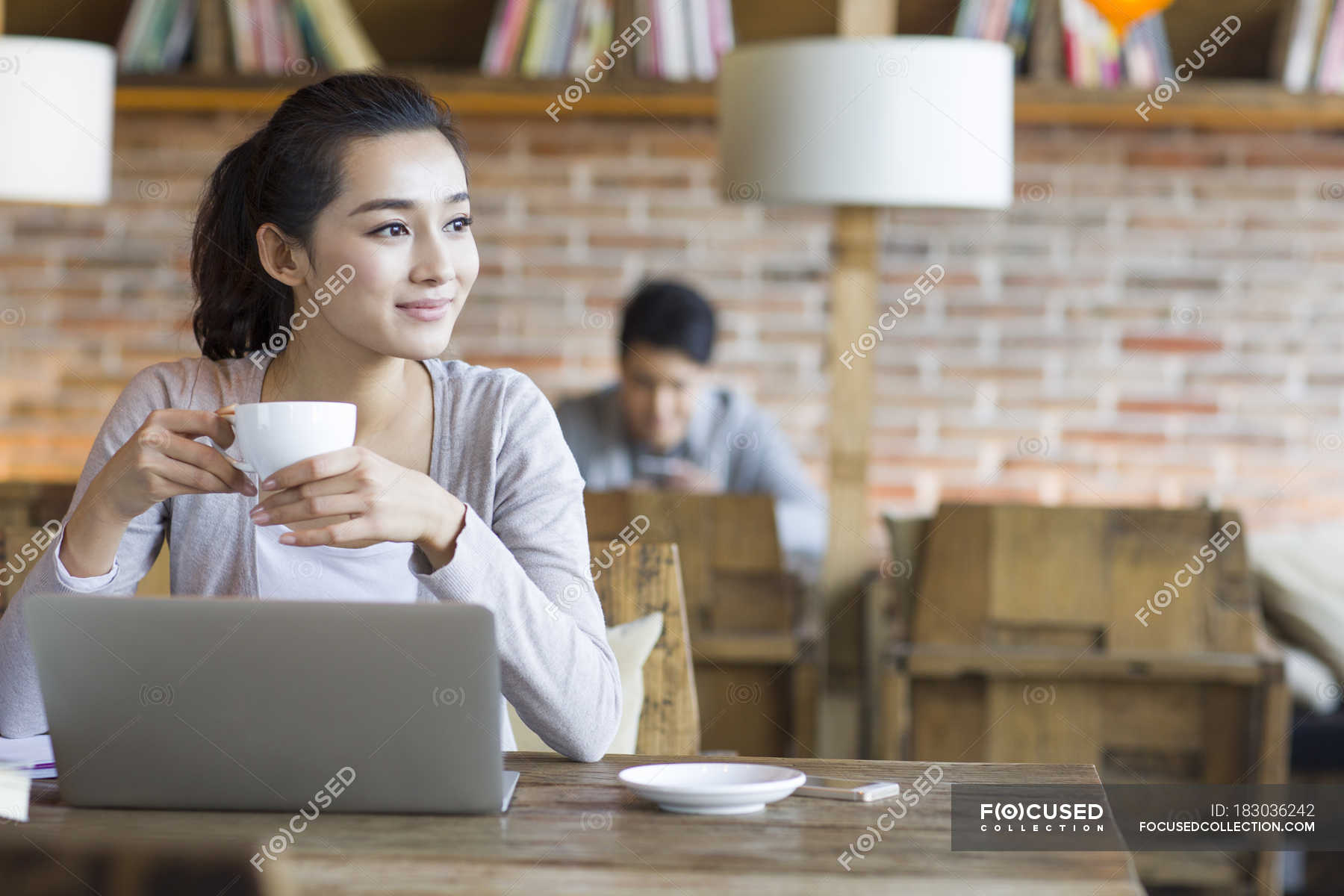 Девушка В Кафе С Ноутбуком Фото