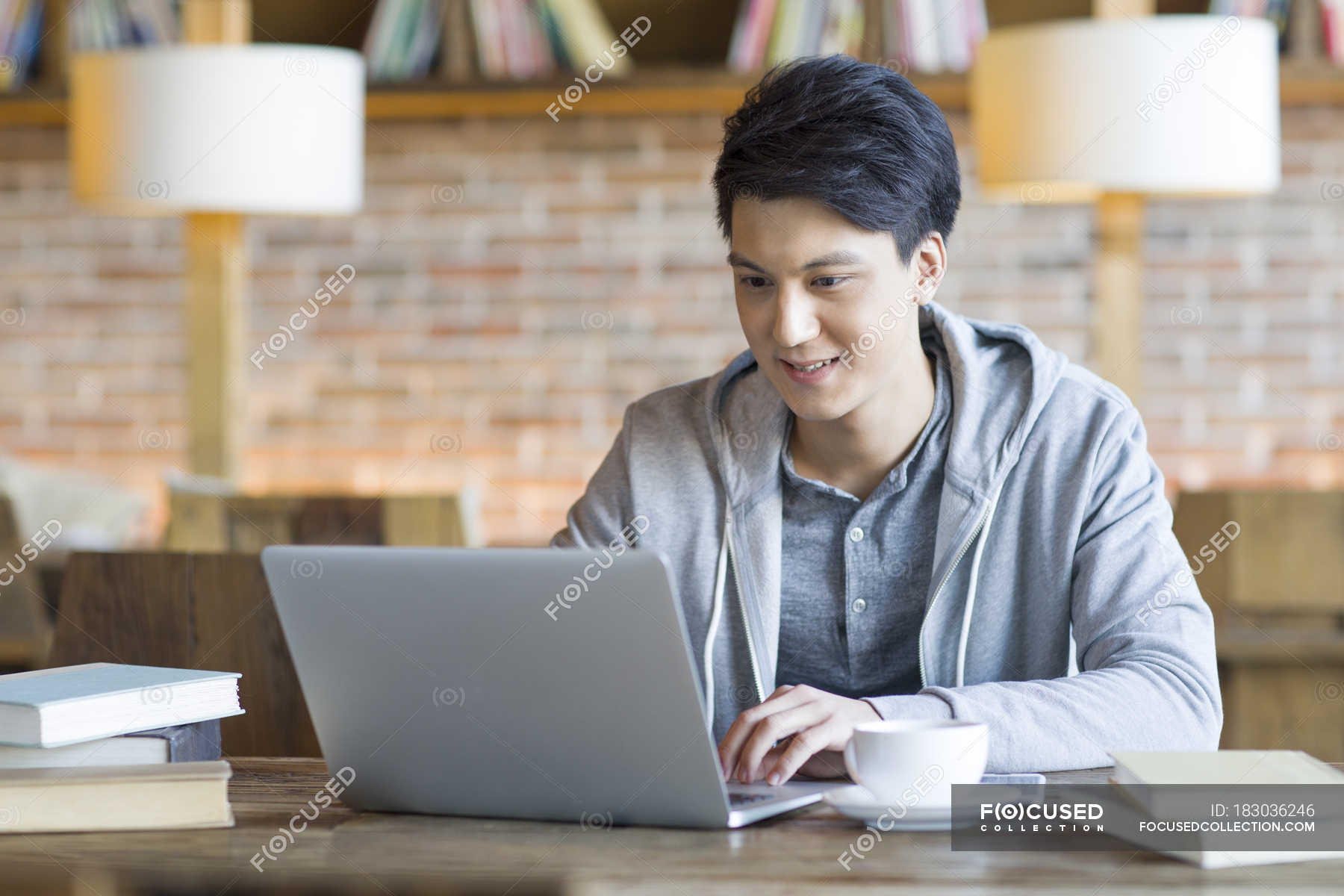 Gepolijst Tol getrouwd Chinese male student using laptop in cafe — cup, Youth Culture - Stock  Photo | #183036246