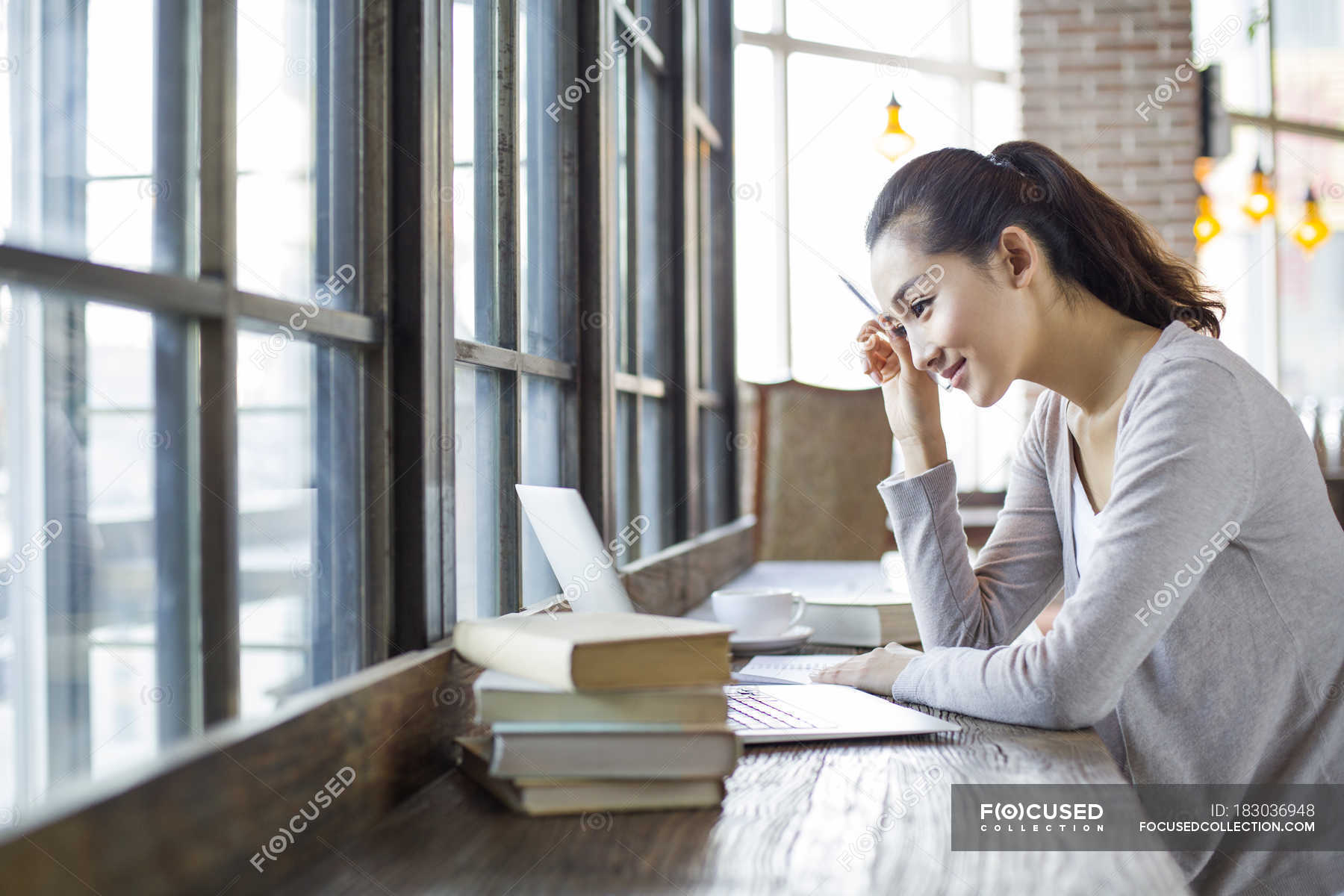 Chinese Woman Studying With Laptop In Cafe — Interior Asian Ethnicity