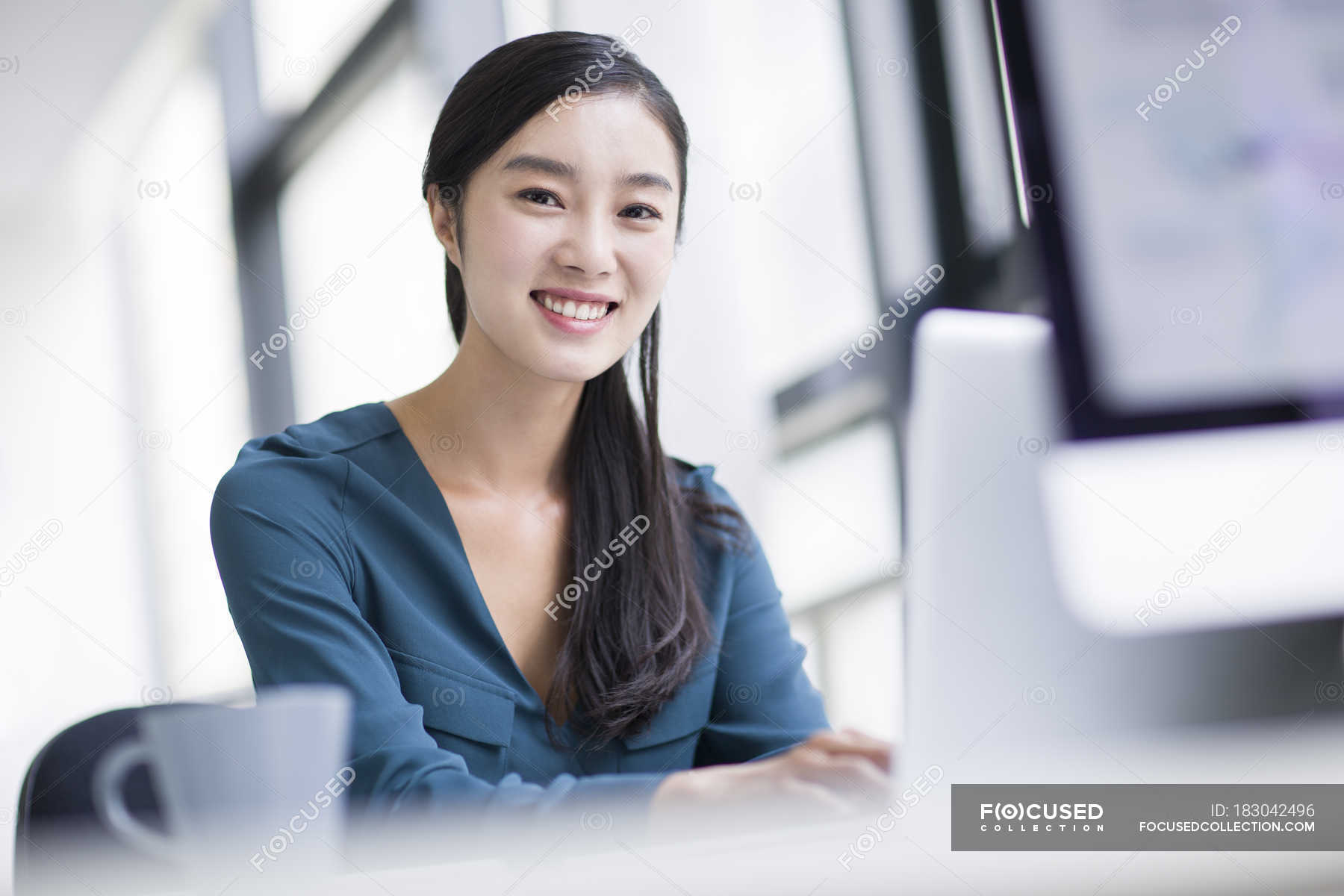 Chinese businesswoman working in office — White Collar Worker, table