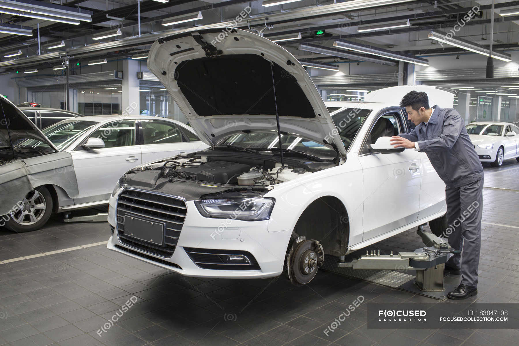 Chinese Auto Mechanic Working In Repair Shop — Cars, Person - Stock ...