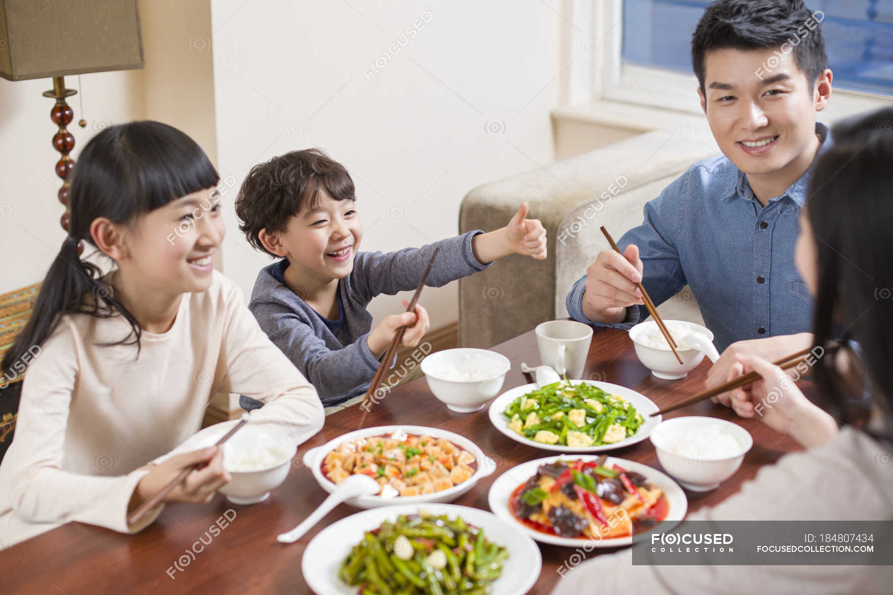 chinesische-familie-beim-gemeinsamen-abendessen-startseite