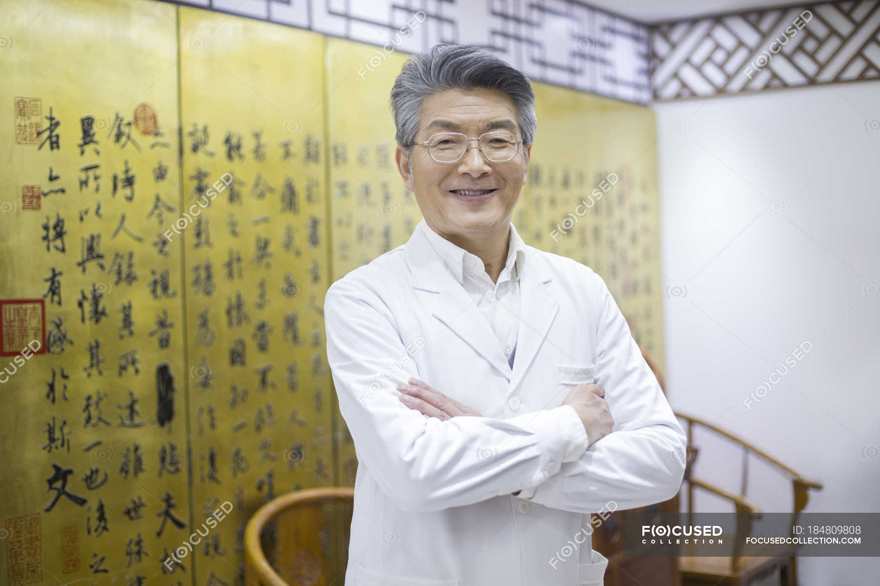 Китайский тин. Китайский врач. Врач китаец. Пожилые китайские врачи.