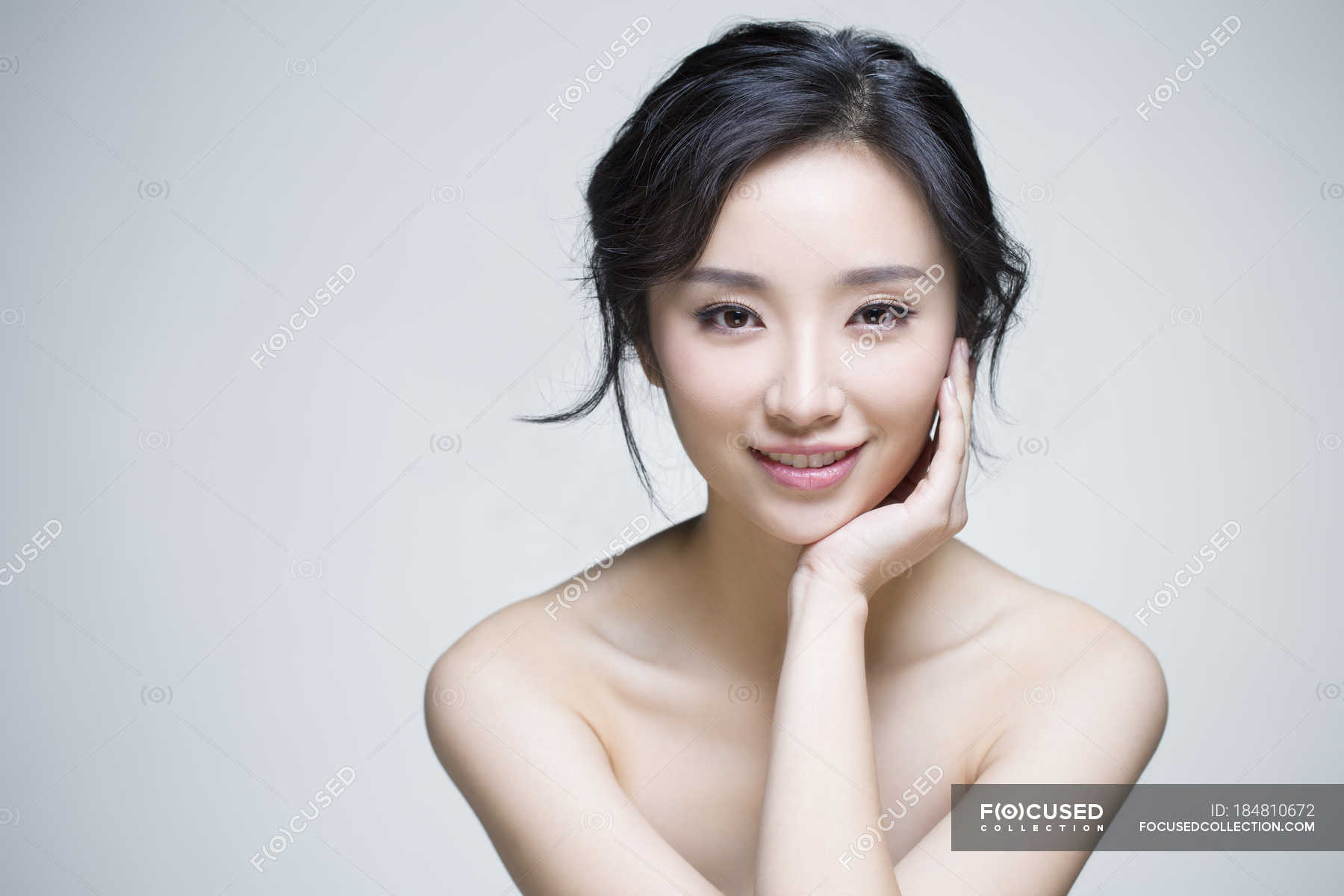 Chinese woman posing with hand on chin — makeup, sensuality - Stock