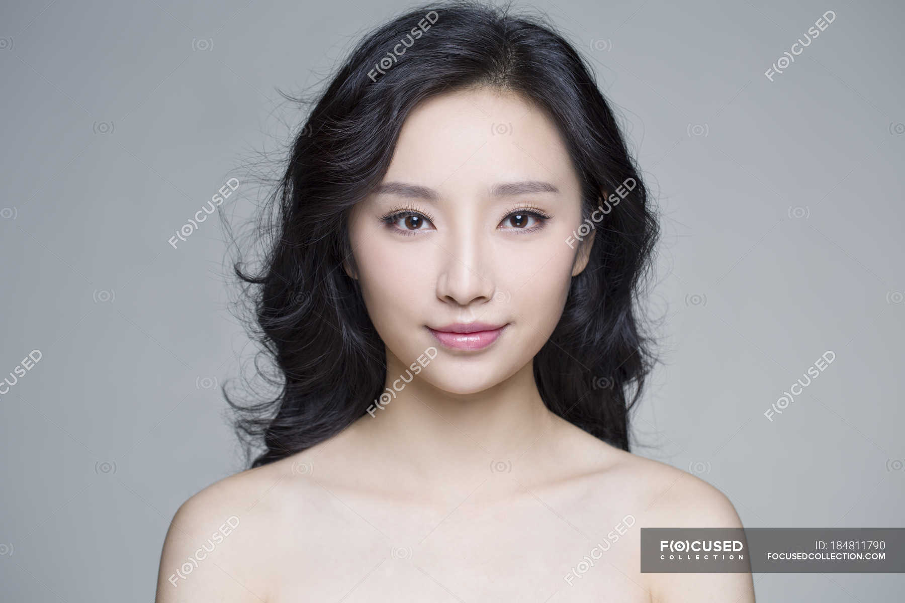 Portrait of beautiful chinese woman with natural makeup — styling ...