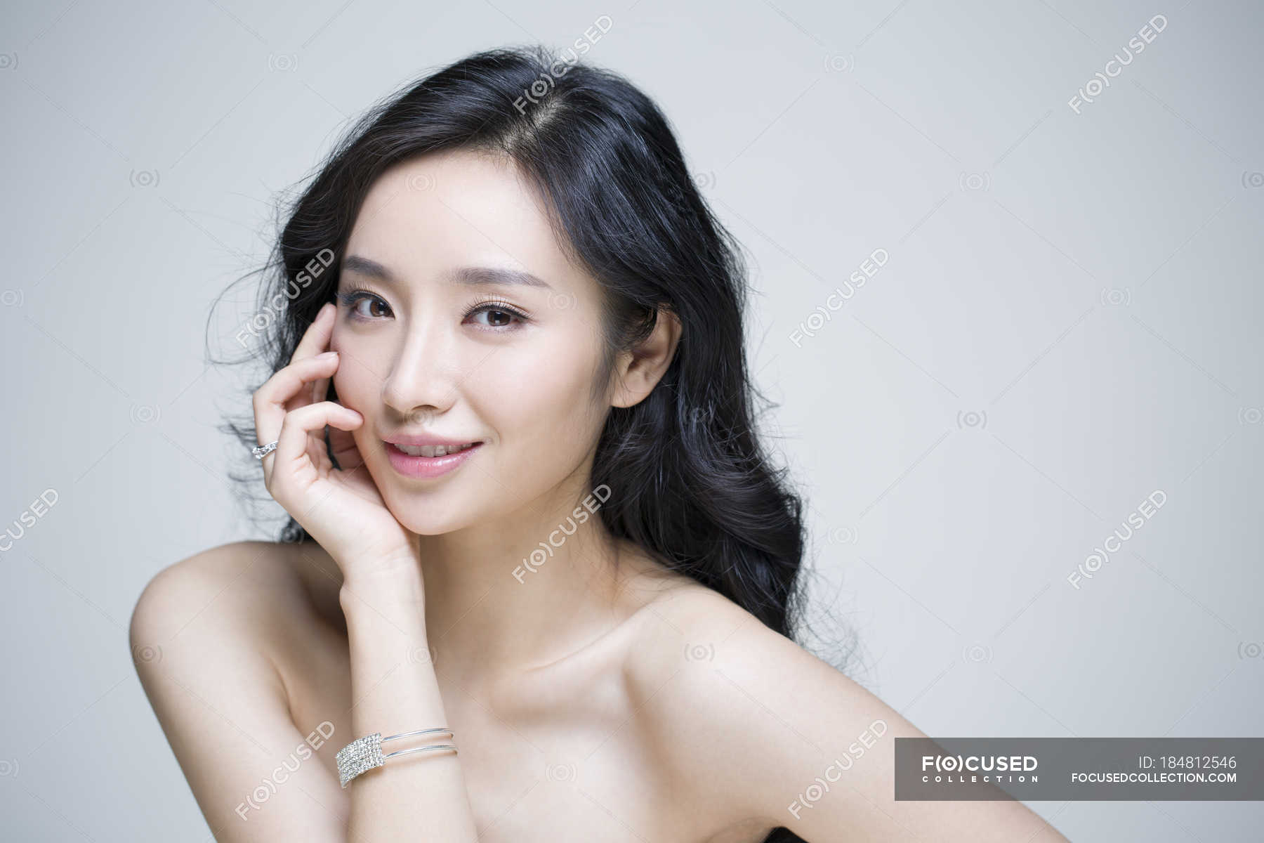 Chinese woman posing with hand on chin â€” pose, young woman - Stock