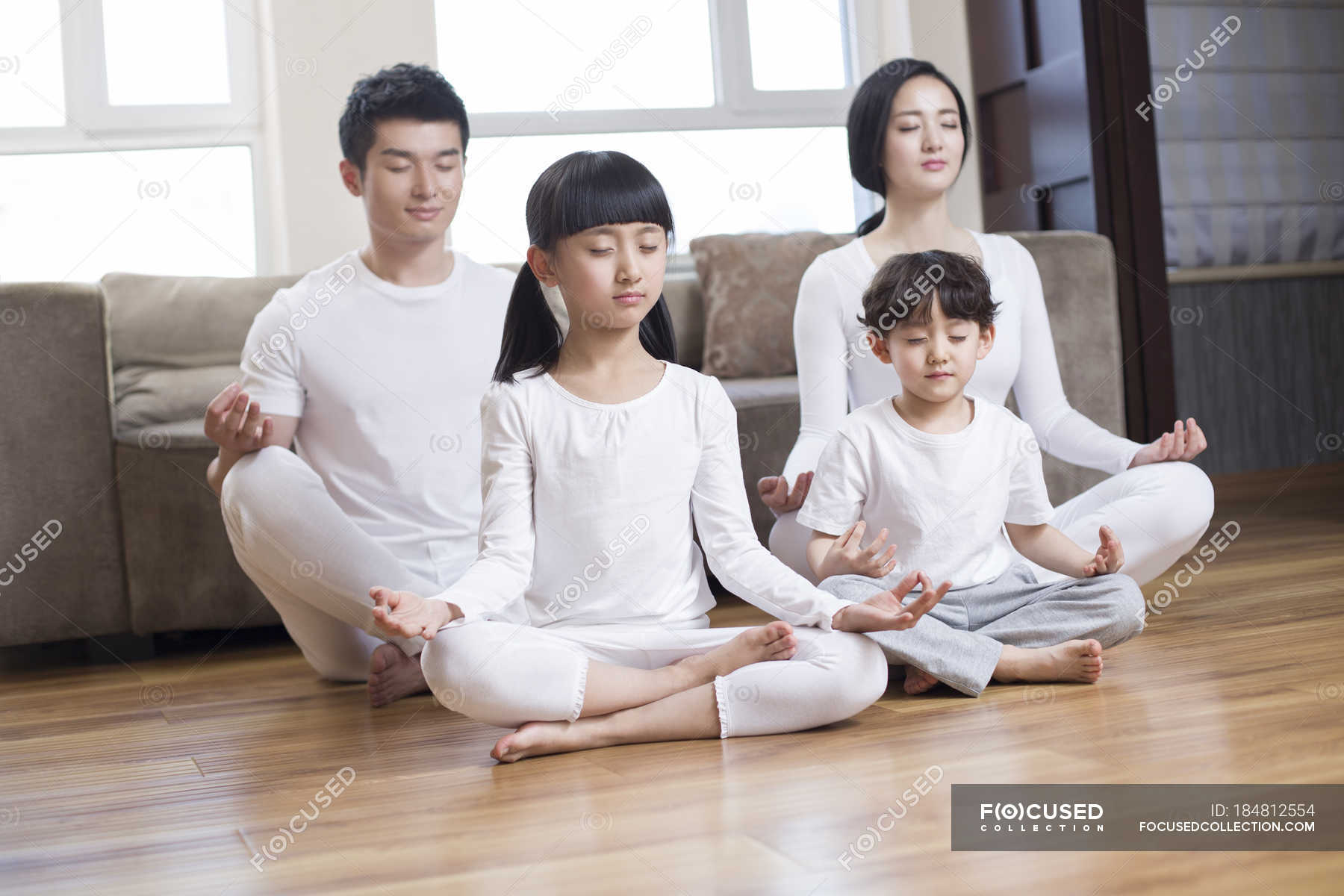 Медитация семья. Семья медитирует. Семейка для медитации.