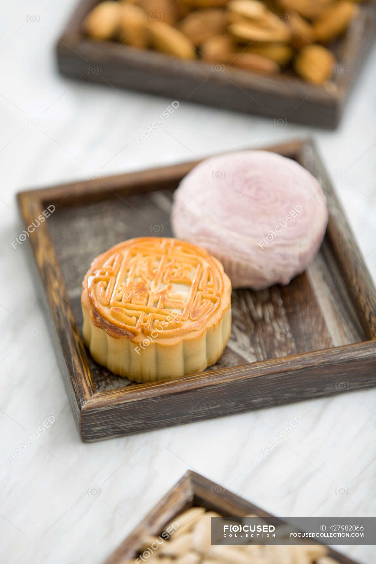 Traditional Chinese moon cakes served on wooden plate — snack ...