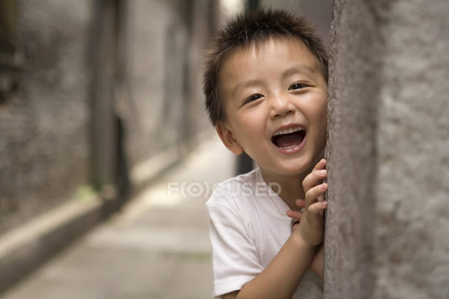 Китайский мальчик играет в прятки — стоковое фото