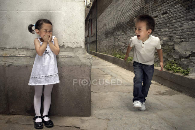 Chinesische Kinder spielen Verstecken — Stockfoto