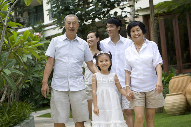 Китайская семья с девушкой позирует на туристическом курорте — стоковое фото