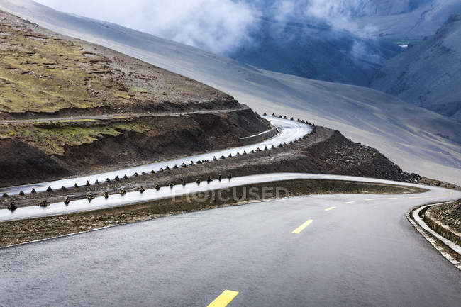 Strada tortuosa in Tibet montagne, Cina — Foto stock