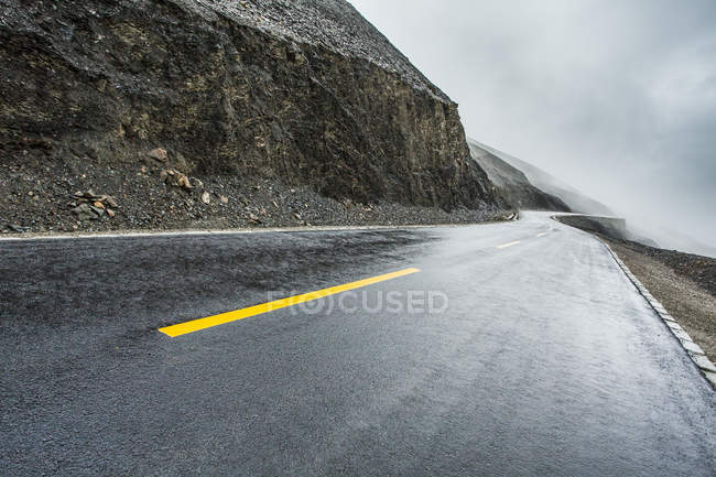 Carretera sinuosa en las montañas del Tíbet, China - foto de stock