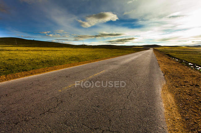 Scenic view of road in Tibet fields, China — Stock Photo