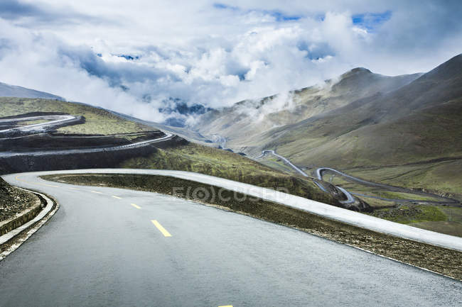 Извилистая дорога в горах Тибета, Китай — стоковое фото
