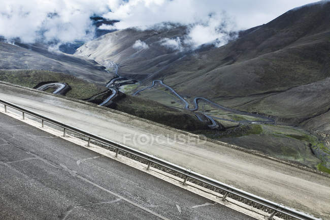 Strada tortuosa in Tibet montagne, Cina — Foto stock