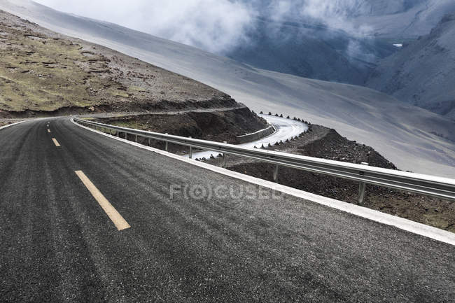 Estrada sinuosa nas montanhas do Tibete, China — Fotografia de Stock