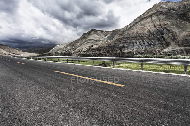 Winding road in Tibet mountains, China — Stock Photo