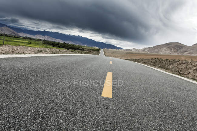 Scenic view of rural road in Tibet mountains, China — Stock Photo