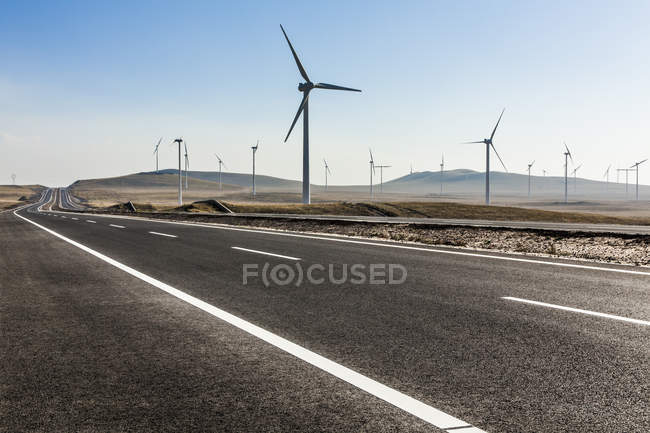 Estrada e moinhos de vento na província da Mongólia Interior, China — Fotografia de Stock