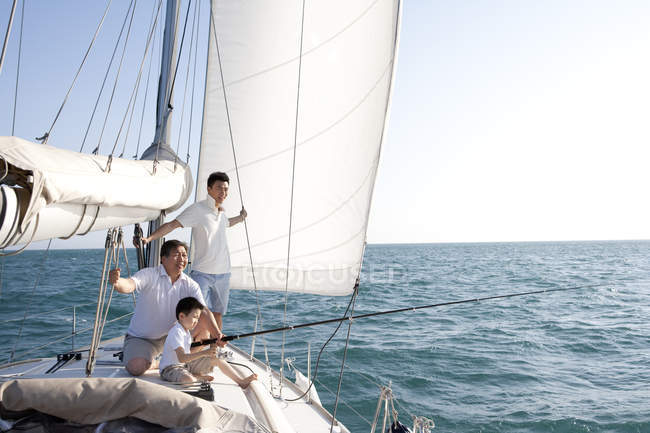 Trois générations d'hommes chinois pêchant sur le yacht — Photo de stock