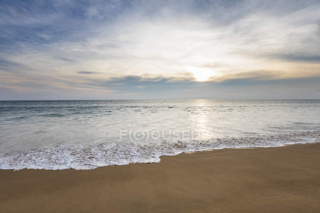 Vista panorámica de la playa en Tailandia - foto de stock