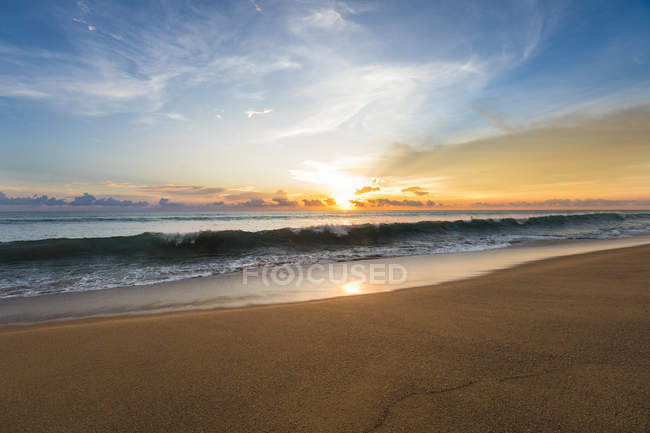Salida del sol sobre el mar en Tailandia - foto de stock
