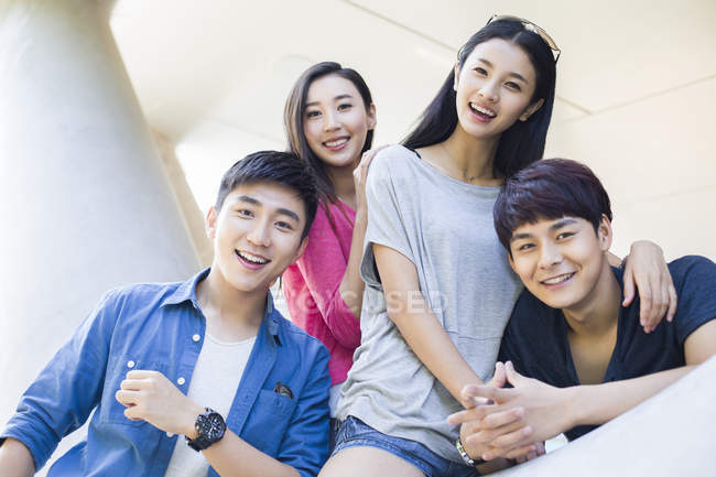 Amis chinois posant et regardant à la caméra — Photo de stock
