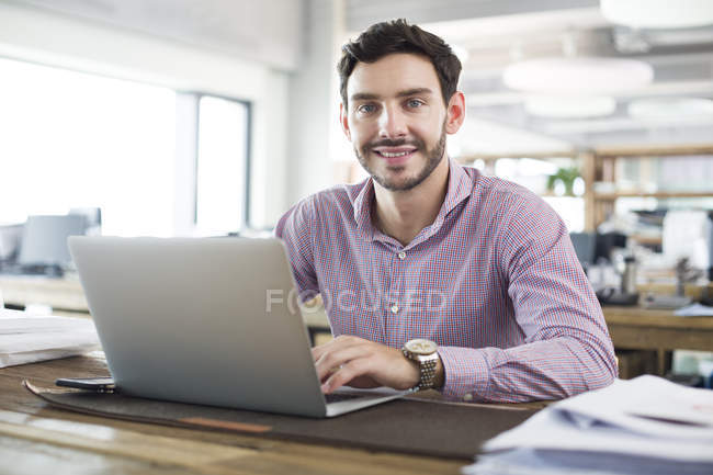 Homme employé de bureau travaillant avec un ordinateur portable dans le bureau — Photo de stock