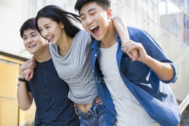 Jóvenes hombres y mujeres divirtiéndose juntos - foto de stock