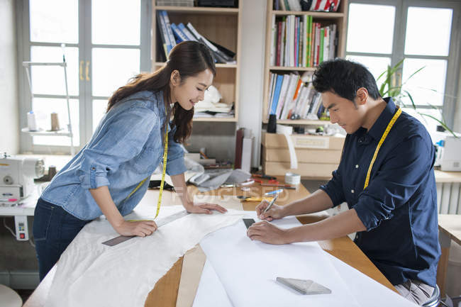 Diseñadores de moda chinos trabajando en estudio - foto de stock