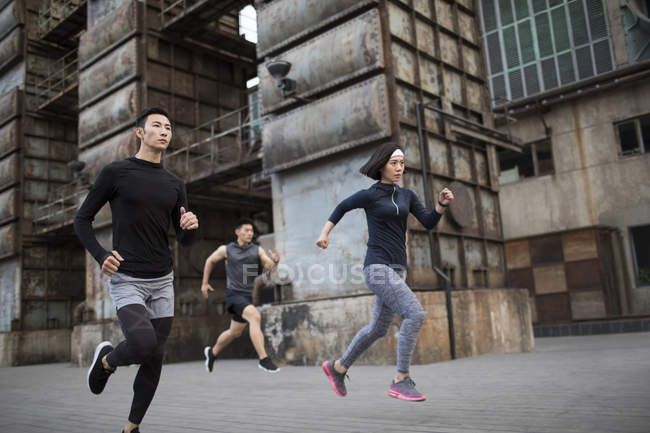 Chinesische Athleten laufen auf der Straße — Stockfoto