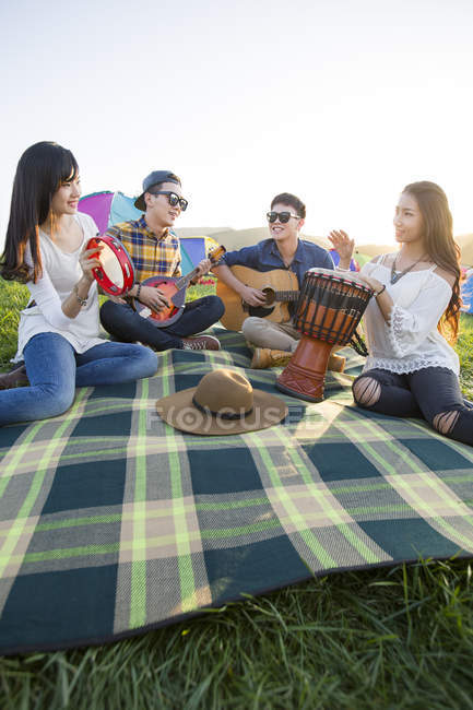 Amici cinesi che suonano strumenti musicali al festival musicale — Foto stock