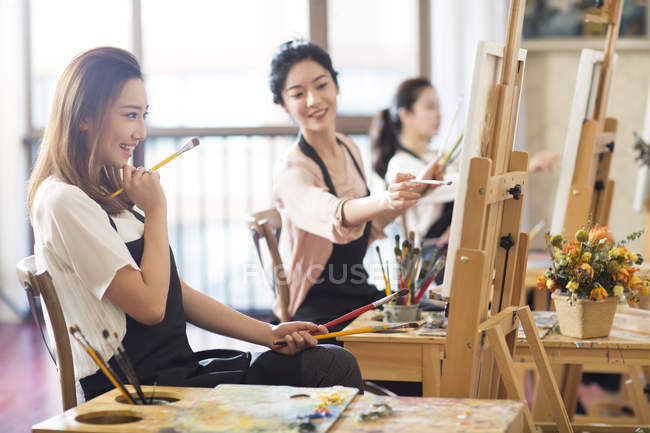 Asiatique femmes peinture dans art studio — Photo de stock