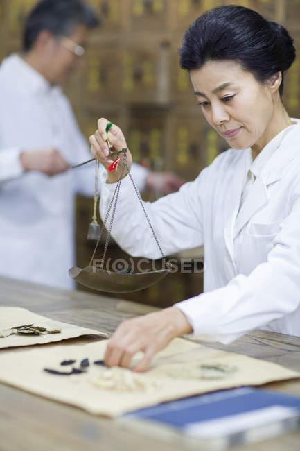 Médicos chinos llenando receta - foto de stock