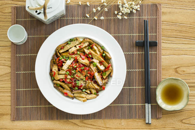 Tofu frito tradicional chino con verduras - foto de stock