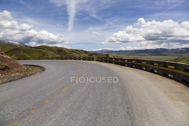 Estrada de montanha na província de Gansu, China — Fotografia de Stock