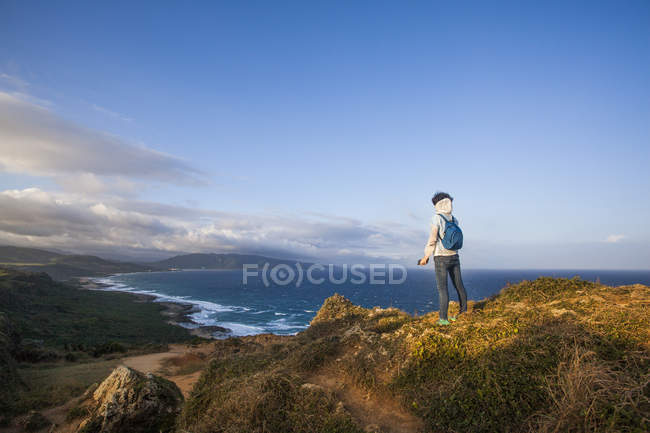 Rear view of tourist standing on mountain in Kenting national park, Taiwan — Stock Photo