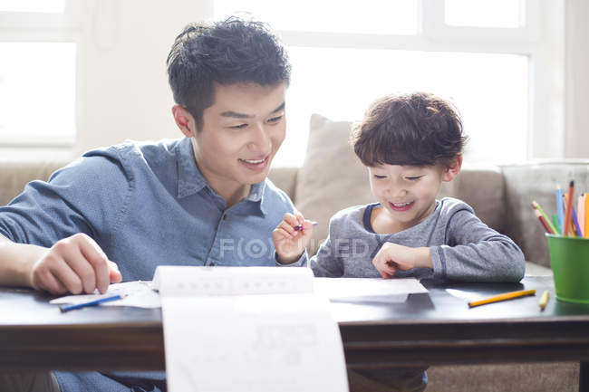 Vater hilft Sohn bei Hausaufgaben — Stockfoto
