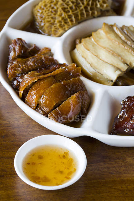 Vista de cerca de varias comidas chinas en la mesa - foto de stock