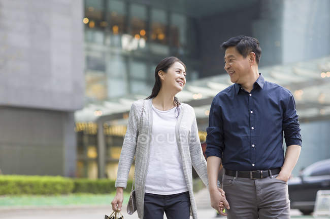 Casal chinês maduro andando na cidade — Fotografia de Stock